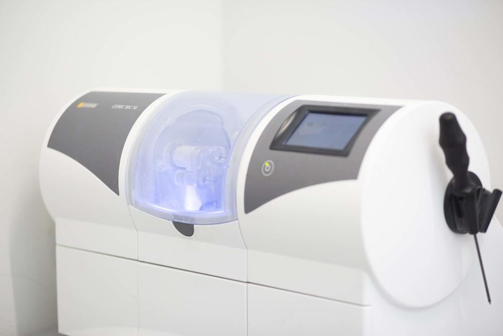 La fresatrice CAD-CAM del laboratorio interno
