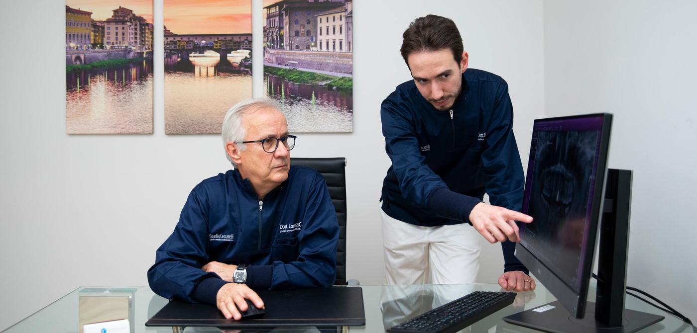 I dottori Lorenzo e Marco Ceccarelli davanti a una radiografia panoramica